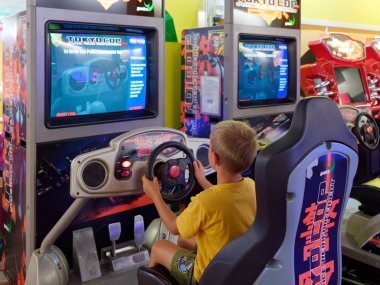 Bibion, İtalya - 21 Ağustos 2019: Kumar makinelerinde oynayan çocuk turistler