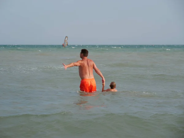 Father with son at the beach in Bibione, Italy — Stock Photo, Image