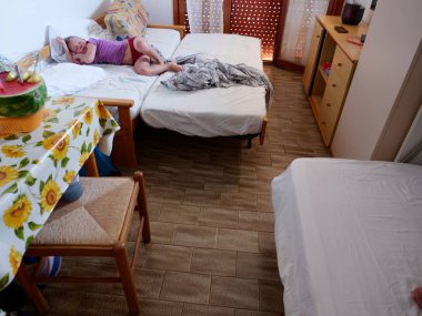 Bebek sabahın erken saatlerinde yatakta uyuyor.