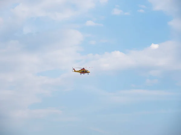 Hélicoptère de sauvetage dans le ciel bleu avec des nuages — Photo