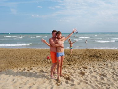 Baba oğul Bibione, İtalya sahilinde