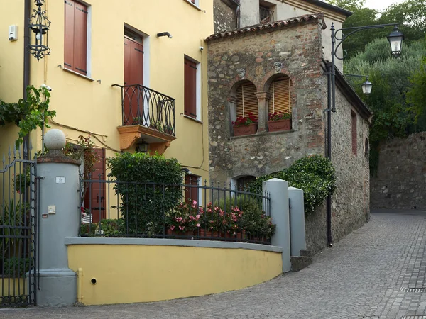 ARKA PETRARKA, ITALIA - 13 DE AGOSTO DE 2019: pintoresco pueblo montañoso cerca de la ciudad de Padua —  Fotos de Stock