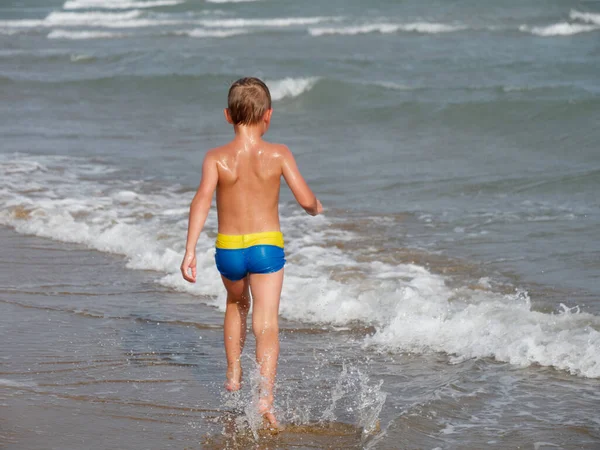 子供たちはイタリアのビビオネのビーチで海で泳ぐ — ストック写真