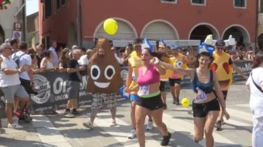 Soğuk sonbahar sabahı, göldeki ilk buz.