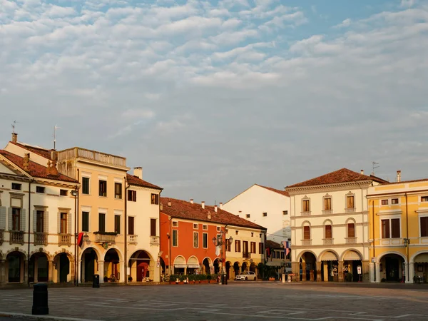 Montagnana, ITÁLIA - 26 de agosto de 2019: Praça principal da cidade velha — Fotografia de Stock
