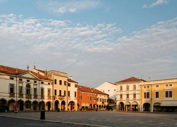 Montagnana, Itálie - 26. srpna 2019: Hlavní náměstí starého města — Stock fotografie