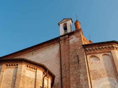 Montanyana, İtalya - 26 Ağustos 2019: Gökyüzüne karşı katedral.
