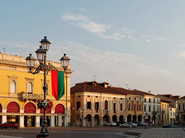 Montagnana, Itálie - 26. srpna 2019: Hlavní náměstí starého města — Stock fotografie