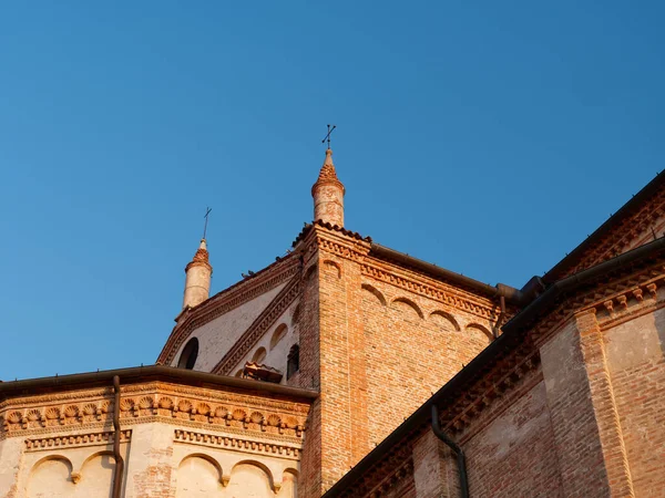 MONTANYANA, ITÁLIA - 26 de AGOSTO de 2019: Catedral contra o céu . — Fotografia de Stock