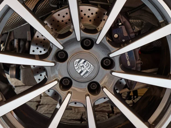 MONTANYANA, ITALIA - 26 de agosto de 2019: Coche Porsche blanco en el pavimento de la ciudad . — Foto de Stock