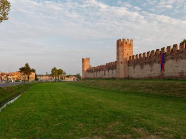 Montagnana, İtalya - 26 Ağustos 2019: Eski şehrin kırmızı tuğladan kale duvarı