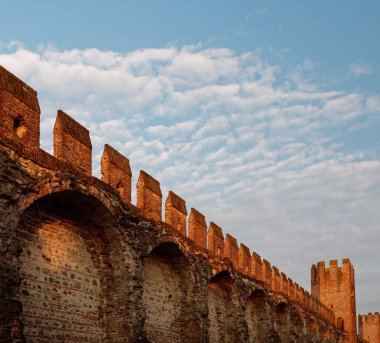 Montagnana, İtalya - 26 Ağustos 2019: Eski şehrin kırmızı tuğladan kale duvarı