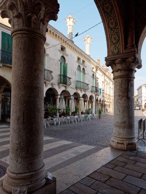 Montagnana, İtalya - 26 Ağustos 2019: Eski şehrin ana meydanı