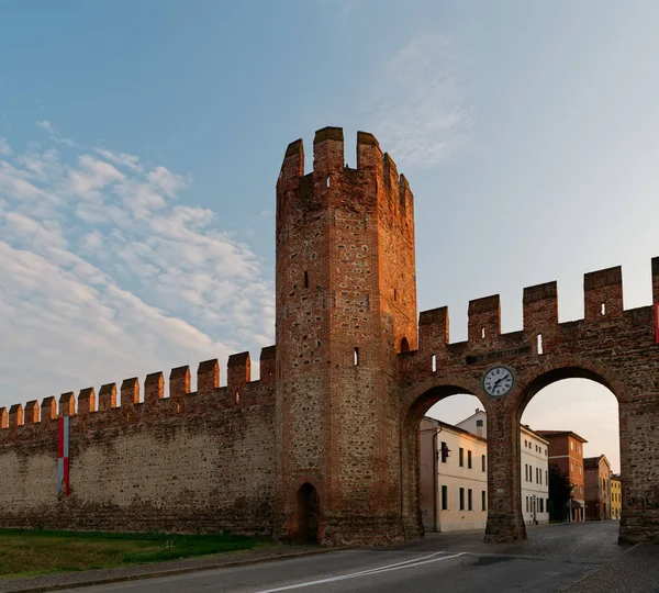 Montagnana, Italië - 26 augustus 2019: Rode bakstenen vestingmuur van de oude stad — Stockfoto