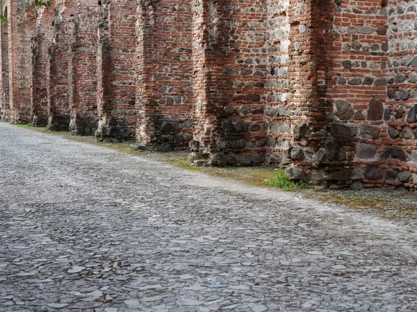 Montagnana, İtalya - 26 Ağustos 2019: Eski şehrin kırmızı tuğladan kale duvarı — Stok fotoğraf