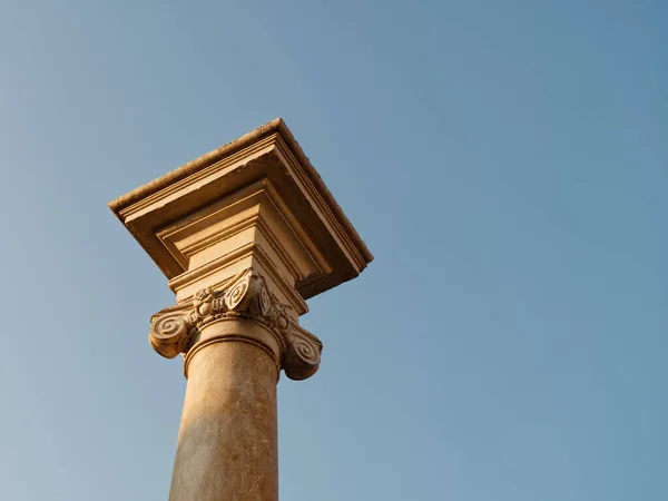 意大利蒙特尼亚纳- 2019年8月26日：蓝天背景下的柱子雕像 — 图库照片