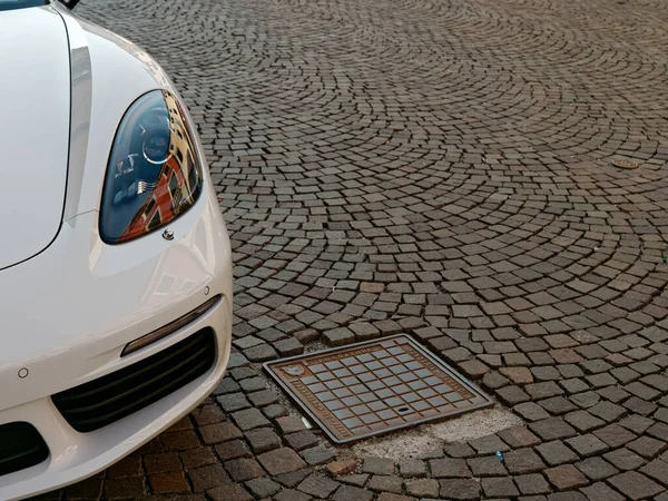 Montanyana, Italien - 26 augusti 2019: Vit Porsche bil på stadens trottoar. — Stockfoto