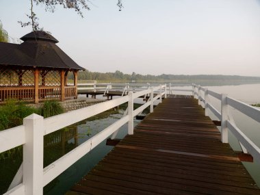 Göl kenarındaki park alanı. Wolsztyn, Polonya