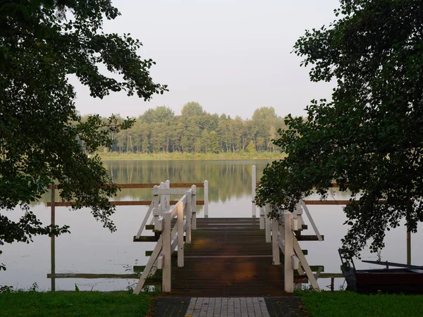 Parkens rekreationsområde vid sjön. Wolsztyn, Polen — Stockfoto