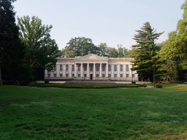 Antigua casa solariega con columnas en un parque verde. Wolsztyn, Polonia —  Fotos de Stock