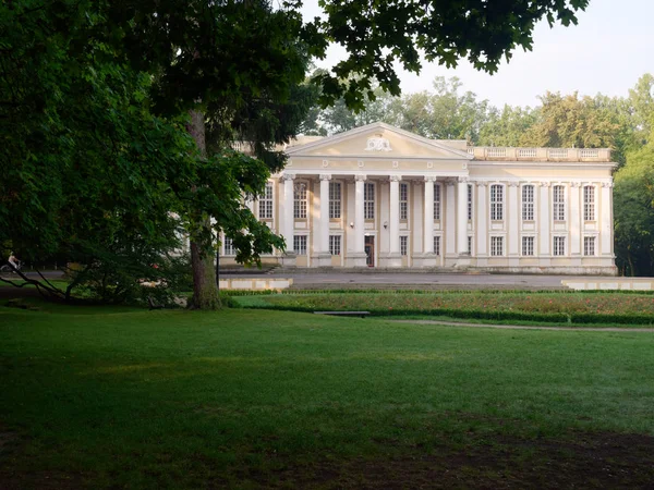 Antico maniero con colonne in un parco verde. Wolsztyn, Polonia — Foto Stock