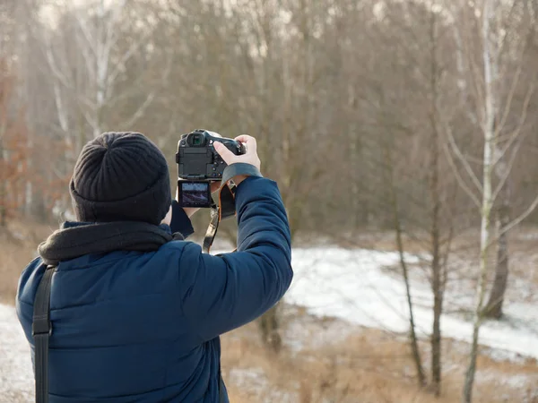 Fotograf fotografiert die Natur im Winter. kein Stativ — Stockfoto