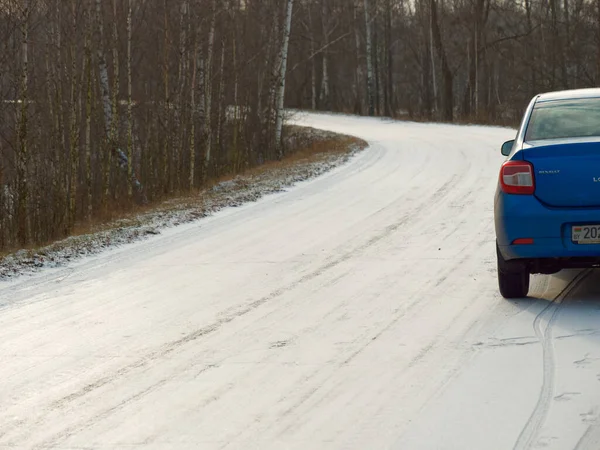 Gomel, Fehéroroszország - 2019. december 4.: Egy kék személyautó áll egy havas erdei út oldalán. — Stock Fotó