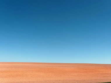 Mavi gökyüzüne karşı kahverengi pürüzsüz alan..