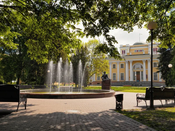 GOMEL, BELARUS - 15 de maio de 2019: Palácio Rumyantsev no parque da cidade — Fotografia de Stock