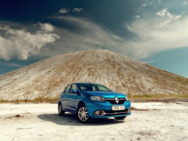 Gomel, Beyaz Rusya - 29 Mayıs 2019: Cansız çölde Mavi Renault Logan araba.