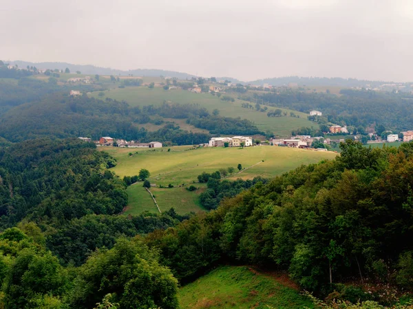 Panoramatický pohled na horské městečko Itálie — Stock fotografie