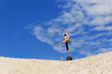 Mavi gökyüzünün arka planında Parkour