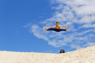 Mavi gökyüzünün arka planında Parkour