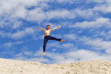 Mavi gökyüzünün arka planında Parkour