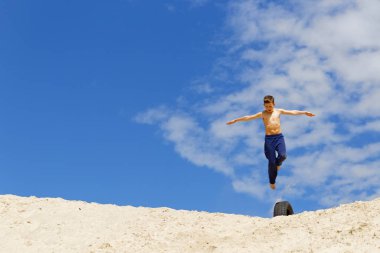 Mavi gökyüzünün arka planında Parkour