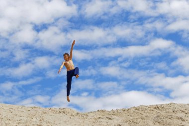 Mavi gökyüzünün arka planında Parkour