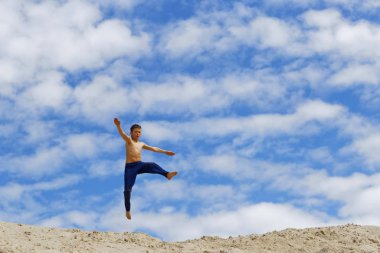 Mavi gökyüzünün arka planında Parkour