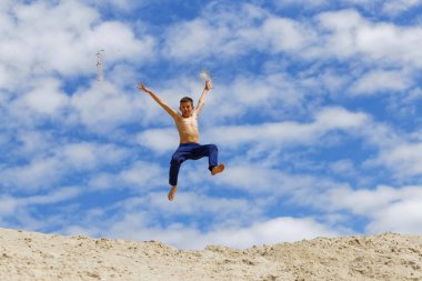 Mavi gökyüzünün arka planında Parkour