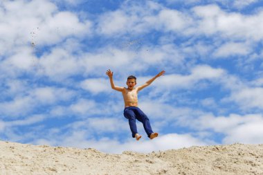 Mavi gökyüzünün arka planında Parkour