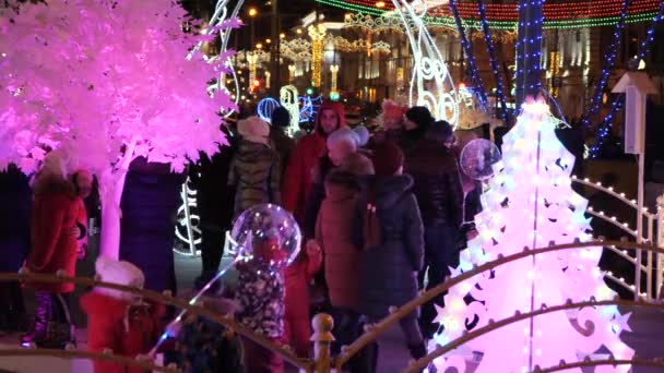 Gomel Belarus December 2019 Kerstverlichting Nieuwjaar Mensen Een Feestelijke Stemming — Stockvideo