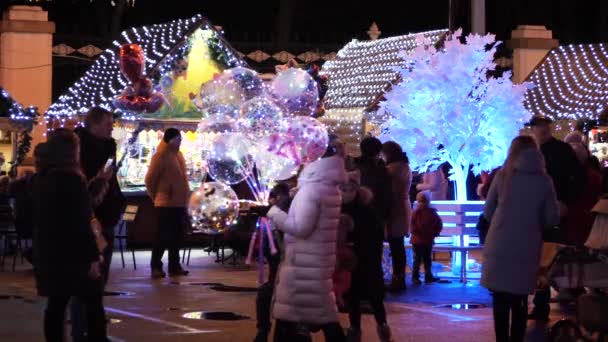 Gomel Belarus December 2019 Kerstverlichting Nieuwjaar Mensen Een Feestelijke Stemming — Stockvideo