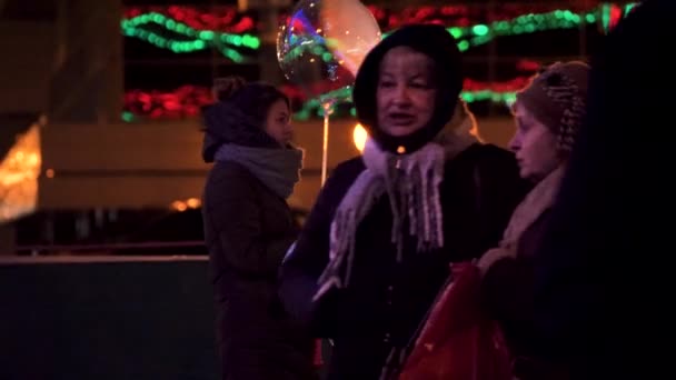 Gomel ベラルーシ 2019年12月15日 新年のクリスマスイルミネーション お祝いの気分で — ストック動画