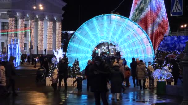 Gomel Belarus December 2019 Kerstverlichting Nieuwjaar Mensen Een Feestelijke Stemming — Stockvideo