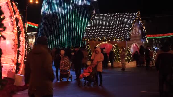 白俄罗斯戈梅利 2019年12月15日 新年灯火通明 喜庆的人 — 图库视频影像