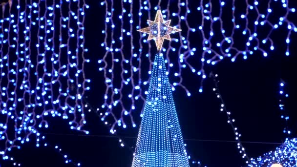 Gomel ベラルーシ 2019年12月15日 新年のクリスマスイルミネーション お祝いの気分で — ストック動画