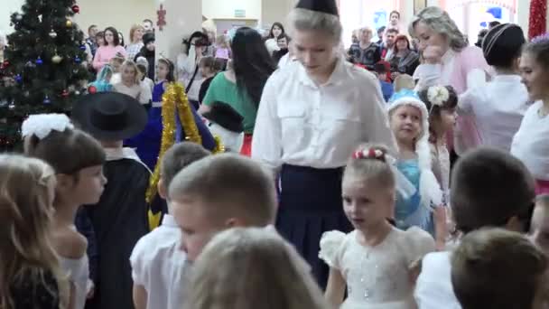 白俄罗斯戈梅利 2019年12月18日 学童的圣诞节假期 与动画师共舞的孩子 — 图库视频影像