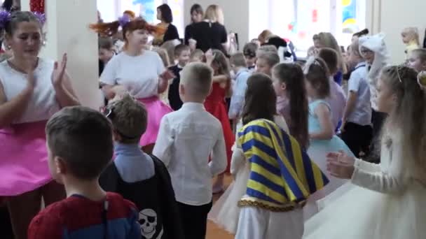 Gomel Weißrussland Dezember 2019 Neujahrsferien Für Schulkinder Kinder Tanzen Mit — Stockvideo