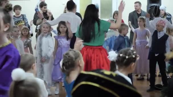 Gomel Weißrussland Dezember 2019 Neujahrsferien Für Schulkinder Kinder Tanzen Mit — Stockvideo