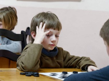 Gomel, Belarus - 29 Aralık 2019: Erkekler ve kızlar arasındaki satranç müsabakası.