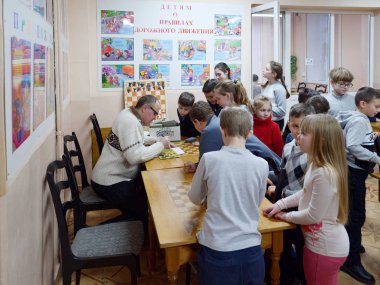 Gomel, Belarus - 29 Aralık 2019: Erkekler ve kızlar arasındaki satranç müsabakası.